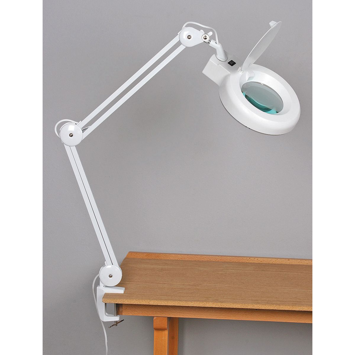 HFT Fluorescent Magnifying Lamp