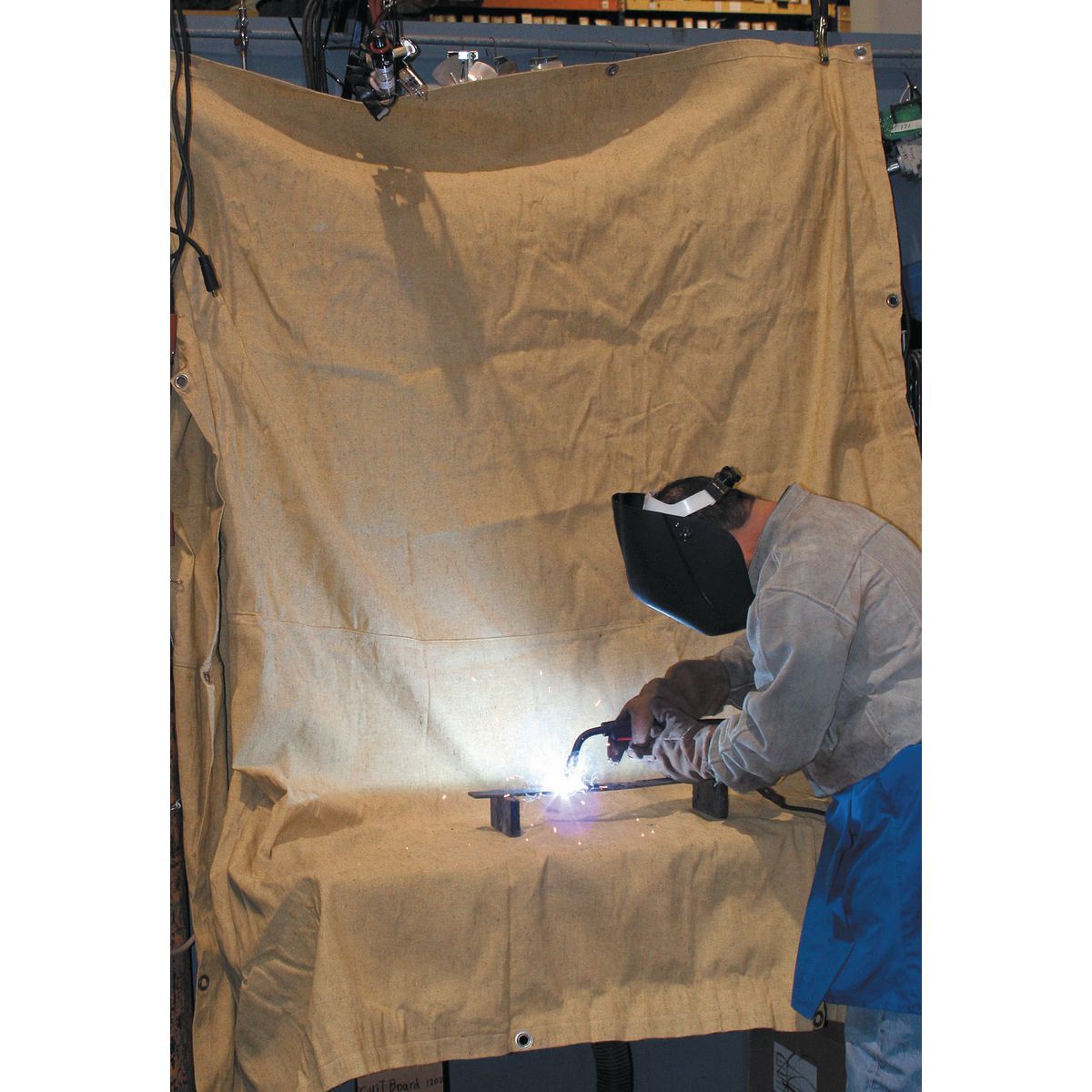 CHICAGO ELECTRIC WELDING 6 Ft x 8 Ft Fiberglass Welding Blanket